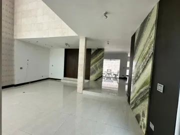 Casa en Venta en Carolco 1er Sector, Monterrey - Amplia Residencia en Fraccionamiento Privado