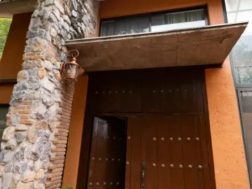 Espectacular residencia rústica contemporánea, en el bosque de Chipinque, totalmente amueblada.
