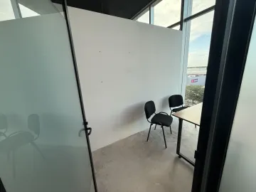 OFICINA VENTA O RENTA FRENTE PLAZA LAS AMERICAS EQUIPADA Y CON MUEBLES