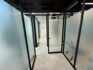 OFICINA VENTA O RENTA FRENTE PLAZA LAS AMERICAS EQUIPADA Y CON MUEBLES