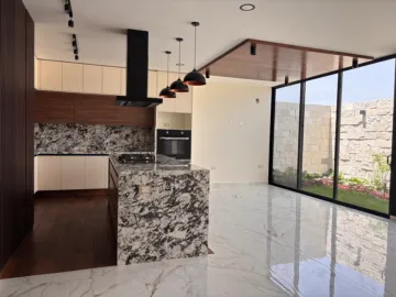 Casa Habitacional en Venta en Lomas de Angelópolis, Puebla con 4 Recámaras y Amenidades