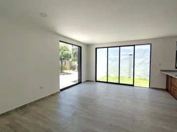 CASA EN VENTA UBICADA EN ESQUINA EN LOMAS DE ANGELÓPOPLIS III