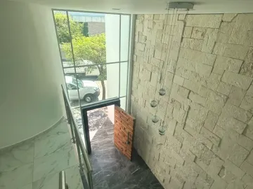 CASA EN VENTA CON RECIBIDOR A DOBLE ALTURA EN LOMAS DE ANGELÓPOLIS III