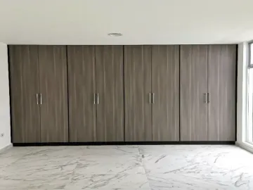 CASA EN VENTA CON RECIBIDOR A DOBLE ALTURA EN LOMAS DE ANGELÓPOLIS III