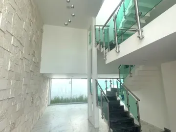 CASA EN VENTA CON RECIBIDOR A DOBLE ALTURA EN LOMAS DE ANGELÓPOLIS III
