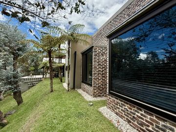Casa campestre en loteo con portada para varias