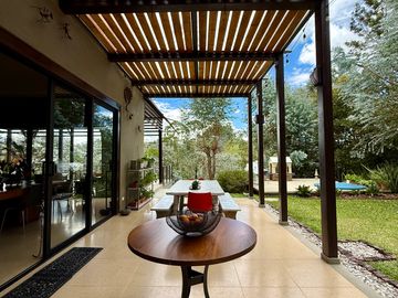 Casa campestre en loteo con portada para varias