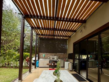 Casa campestre en loteo con portada para varias