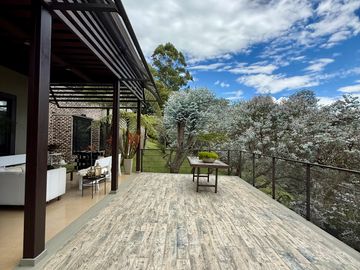 Casa campestre en loteo con portada para varias
