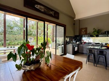 Casa campestre en loteo con portada para varias