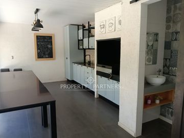 Amplia casa con quincho y piscina climatizada