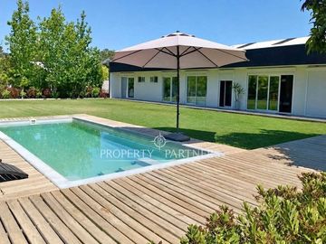 Amplia casa con quincho y piscina climatizada
