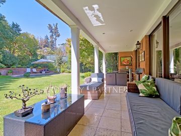 Excelente casa en condominio estilo Ingles con lindo jardín formado.