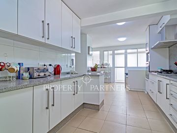 Excelente casa en condominio estilo Ingles con lindo jardín formado.