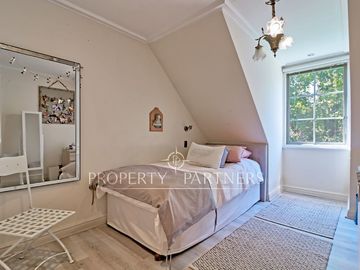 Excelente casa en condominio estilo Ingles con lindo jardín formado.