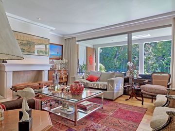 Excelente casa en condominio estilo Ingles con lindo jardín formado.