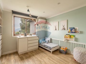 Casa Remodelada de 233mt2  út. en El Rodeo