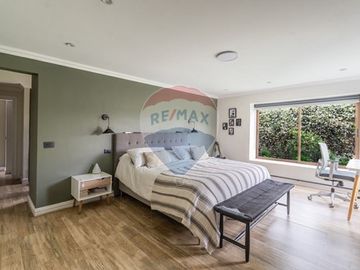 Casa Remodelada de 233mt2  út. en El Rodeo