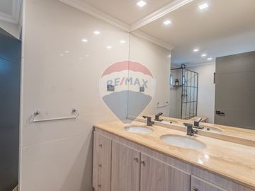 Casa Remodelada de 233mt2  út. en El Rodeo