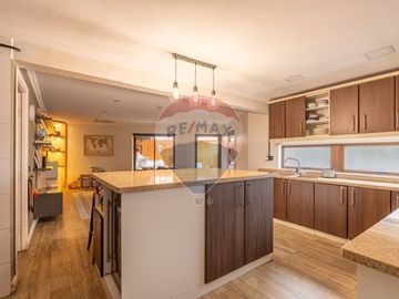 Casa Remodelada de 233mt2  út. en El Rodeo