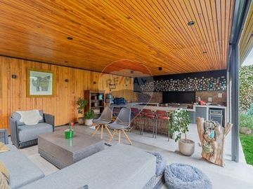Casa Remodelada de 233mt2  út. en El Rodeo