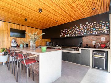 Casa Remodelada de 233mt2  út. en El Rodeo