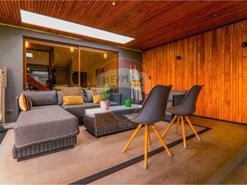 Casa Remodelada de 233mt2  út. en El Rodeo