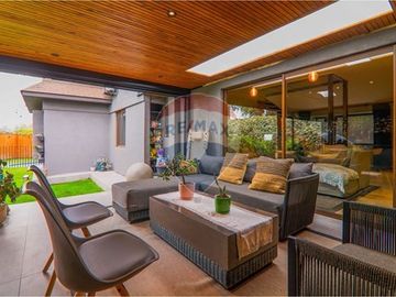 Casa Remodelada de 233mt2  út. en El Rodeo