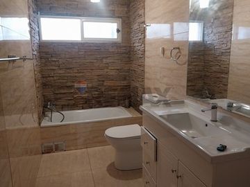 Conectividad y espacio : casa 4 dorm. y estar