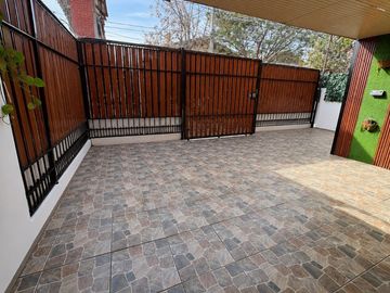 Casa esquina con segunda vivienda independiente