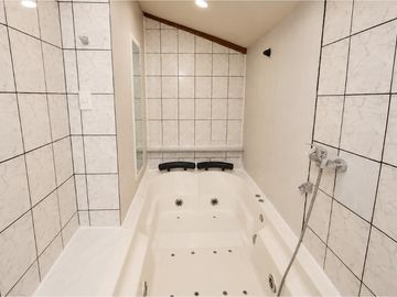 Casa esquina con segunda vivienda independiente