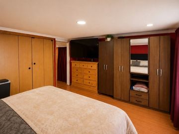 Casa esquina con segunda vivienda independiente