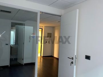 OFICINA JUNTO A CLL/Estacionamiento