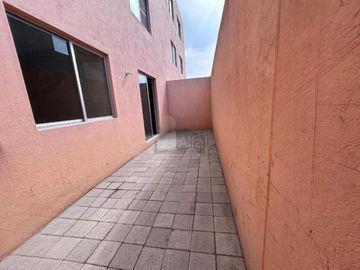 Departamento en PB con patio en venta