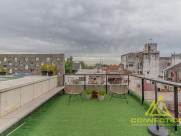 VENTA PH DE 4 AMBIENTES DUPLEX EN FLORES CON PILETA, TERRAZA Y PARRILLA