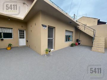Casa 4 ambientes a la venta con departamento independiente en Ezeiza.