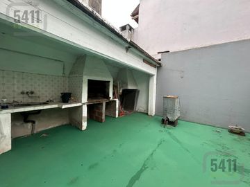 Casa 4 ambientes a la venta con departamento independiente en Ezeiza.