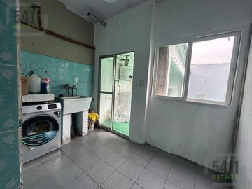 Casa 4 ambientes a la venta con departamento independiente en Ezeiza.