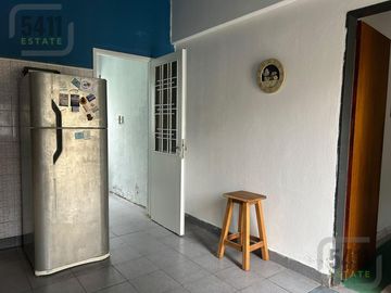 Casa 4 ambientes a la venta con departamento independiente en Ezeiza.