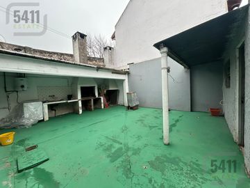 Casa 4 ambientes a la venta con departamento independiente en Ezeiza.