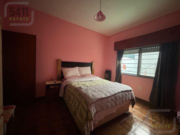 Casa 4 ambientes a la venta con departamento independiente en Ezeiza.