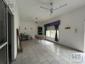Casa 4 ambientes a la venta con departamento independiente en Ezeiza.