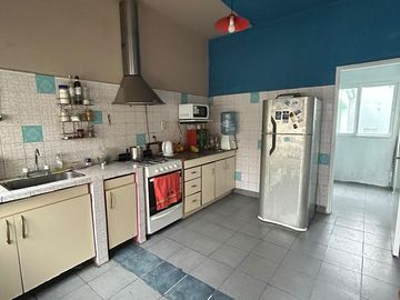 Casa 4 ambientes a la venta con departamento independiente en Ezeiza.