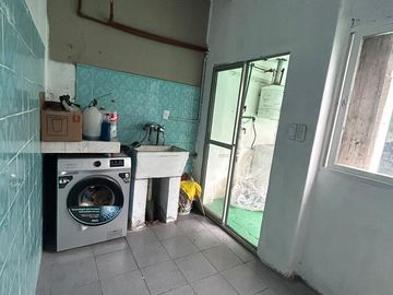 Casa 4 ambientes a la venta con departamento independiente en Ezeiza.