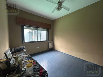 Casa 4 ambientes a la venta con departamento independiente en Ezeiza.