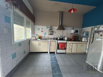 Casa 4 ambientes a la venta con departamento independiente en Ezeiza.