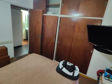 Venta de 4 ambientes. Dependencia, Escritorio, Balcón y 2 patios. Cochera. Ferrari al 200. V. Crespo