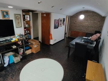 Venta de 4 ambientes. Dependencia, Escritorio, Balcón y 2 patios. Cochera. Ferrari al 200. V. Crespo