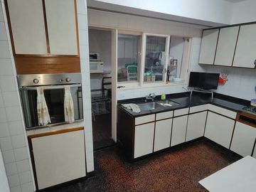 Venta de 4 ambientes. Dependencia, Escritorio, Balcón y 2 patios. Cochera. Ferrari al 200. V. Crespo