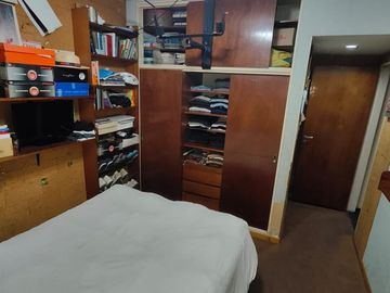 Venta de 4 ambientes. Dependencia, Escritorio, Balcón y 2 patios. Cochera. Ferrari al 200. V. Crespo